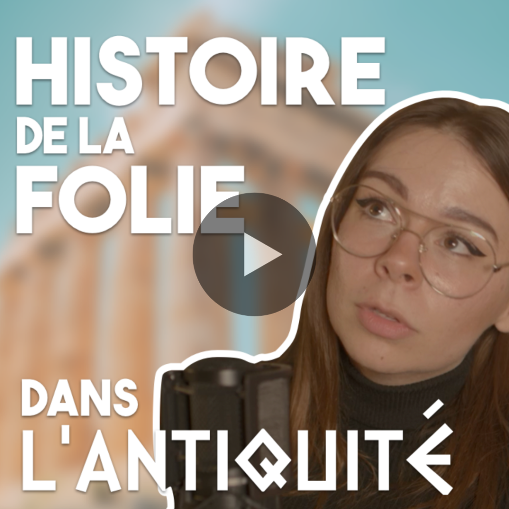 Vignette carrée d'annonce vidéo youtube intitulée Histoire de la Folie dont la première partie est l'Antiquité. En fond un temple grecque en contre-plongée devant un ciel bleu claire saturé est flouté pour laisser place au titre de la vidéo écrit en majuscules blanche Histoire de la folie ainsi que le sous-titre Dans l'Antiquité écrit en majuscules mais avec la typo effet écriture antique. Une image de Xanaria capturée de la vidéo, détourée et contourée d'une ligne blanche se trouve dans l'angle en bas à droite pour jouer avec le regard qui semble porter vers le titre.